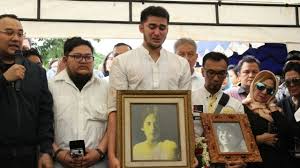 Bekas penyanyi kumpulan rock melissa yang terkenal ketika era 90an dahulu mohd radzi abdul hamid atau lebih dikenali ustaz radzi ketika ini meninggal dunia selepas rebah ketika mengadakan persembahan di panggung anniversari. Sederet Artis Indonesia Yang Meninggal Dunia Sepanjang 2018 Kumparan Com