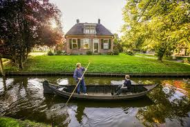 In giethoorn, a typically dutch village in overijssel, you can perfectly see how the dutch love to live with and on the water. Giethoorn Camping Holland Campings