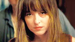 Avec sale temps à l'hôtel el royale et son casting luxueux, le cinéaste a la possibilité de réimprimer son style sur grand écran et de l'affirmer, pour el royale, c'est un hôtel parfaitement situé entre le nevada et la californie, à tel point que la frontière entre les deux états traverse littéralement les lieux. Sale Temps A L Hotel El Royale Quand Hitchcock Rencontre Les Freres Cohen Critique