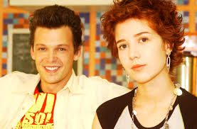 Durante o desfile na sapucaí, cora (marjorie estiano) leva um tiro para salvar josé alfredo (alexandre nero). Malhacao