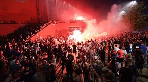 Liverpool fc fans rund um die uhr online kaufen. Liverpool Fc Fans Warned Not To Repeat Anfield Gatherings Bbc News
