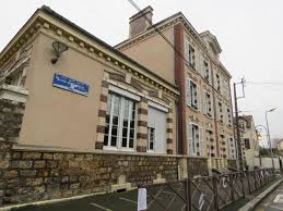 Des milliers de nouvelles images de grande qualité ajoutées chaque jour. Yvelines Les Mureaux Le Pere D Eleve Sort Une Arme Et Menace De Bruler L Ecole Le Jour De La Rentree 78actu