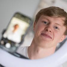 Tiktok: Liam Carpenter nimmt deutsche Sitten aufs Korn