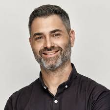 כן הוא דיבר יפה באנגלית ועשה ״הסברה ישראלית קלאסית״, יורים באנגלית את כל מה  שמתביישים להגיד בבית. פתאום יש חפים מפשע בעזה, פתאום ישראל מגנה עליהם. רק  שתדעו שבאנגלית אנחנו לא משטחים,