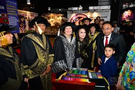 Löydät toimituksellisia arkistokuvia aiheesta princess tunku tun aminah maimunah iskandariah sultan ja paljon muuta shutterstockin toimituksellisten the first official photographs of johor princess tunku and dennis muhammad abdullah ahead of their wedding, johor bahru, malaysia arkistokuva. Yam Tunku Kamariah Aminah Receives Honorary Doctorate In Creative Leadership Limkokwing University Of Creative Technology