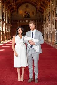 Meghan markle & prince harry recently shared photos from baby archie's christening, but kept the event private and didn't reveal who the godparents are. Harry Und Meghan Zeigen Ihr Baby Expertin Liest Lippen Des Prinzen Express De