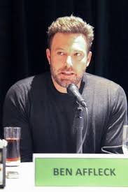Damon told us he blends in so much that he remembers when he was single and shooting bourne identity in prague, he could not strike up conversation with women in a nightclub. Ben Affleck Und Die Wohlerzogenen Kinder Von Matt Damon
