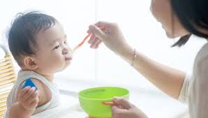 Selain agar bayi tak mudah bosan, pemberian berbagai makanan penting untuk mengenalkan bayi varian rasa dan jenis makanan. Tekstur Makanan Bayi Sesuai Tingkatan Usia Spesialis Klikdokter Com