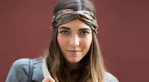 Wenn sie doch mal wieder eine lust auf eine veränderung haben mit einem zusammengerollten kopftuch, einem haarband oder haarreifen können sie ihre wachsenden. Frisuren Mit Haarband Styling Tipps Und Anleitungen Nivea