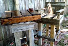 Depending on the size of your bar, there are different table designs that you can use for your bar. Diy Pallet Outdoor Bar Table Set Easy Pallet Ideas