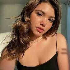 Karen Clugston's Instagram, Twitter & Facebook