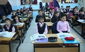 Koronavirüs salgını ile ilgili alınan tedbirlerden biri de okulların kapatılması ve eğitime bir süre uzaktan devam edilmesiydi. Ilkokullar Ne Zaman Acilacak Ilkokullar Hangi Tarihte Acilir