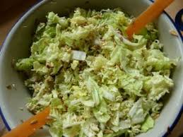 Murdke yum yum nuudlid pisut väiksemaks ja valage nende peale keeva veega ning laske seista. Yum Yum Salat Rezeptfamilie