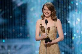 Emma Stone Castigatoarea Trofeului Pentru Cea Mai Buna Actrita A Facut Primele Declaratii Referitoare La Gafa Majora Facuta In Timpul Decernarii Premiilor Video Ciao Ro