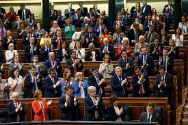 Sustantivo de género exclusivamente femenino, que lleva los artículos la o una en singular, y las o unas en plural. File Rajoy Asiste Al Debate De La Mocion De Censura Al Gobierno 31 05 2018 Jpg Wikipedia