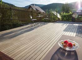 Une occultation composite est consituée de lattes occultantes en bois composite qui viennent s'insérer dans les mailles d'une clôture rigide afin de créer un écran visuel. Terrasse Composite Pourquoi C Est Un Choix Avantageux Terrasse Terrasse Bois Composite Terrasse Bois