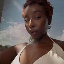 Bored of your current hairstyle? Then try out this new hot locs look!