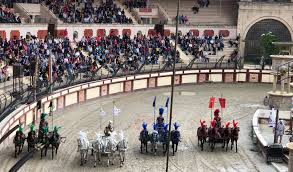 Le complexe de loisirs est le premier parc à thème à annoncer une date pour sa compte tenu du délai de préparation logistique impérative qui précède l'ouverture du site, le puy du fou accueillera ses visiteurs le jeudi 11 juin. Coronavirus Le Puy Du Fou Ne Craint Pas Le Covid 19 Pour L Instant