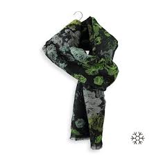 Écharpe noir haut de gamme pour femme, dans un style simple et efficace, retrouvez un accessoire qui va vous donnez une allure charmante et élégante lors de toute vos sorties et qui va vous faire du bien. Chaude Echarpe Laine Femme De Couleur Noire Douceur Et Confort