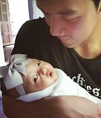 Dari bayi lahir ke dunia sampai umur bayi 'selapan' yang artinya adalah 35 hari, orang tua dan bayi biasanya mengadakan ritual khusus sesuai tradisi tiga puluh lima hari setelah bayi lahir, selapanan dilakukan dengan mengadakan bancakan. Anak Baru Lahir Dibacakan Al Quran Ayah Hensem Ini Contoh Terbaik Kepada Semua Lelaki My Sumber Maya