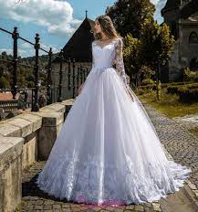 Bene, ecco la tua occasione per disegnare, cucire e decorare abiti da sposa per le ragazze giorno delle nozze. Abito Da Sposa Da Principessa Manica Lunga Con Pizzo E Strascico Lungosposatelier