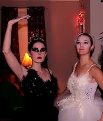 Black And White Swan Halloween Costumes 46 Two Person Halloween Costumes That Are Borderline Genius Two Person Halloween Costumes Halloween Costumes Dress Halloween Costume