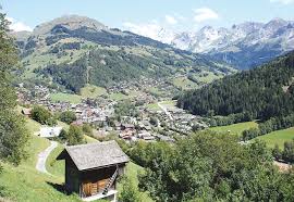 Face au lachat, où sont installées les principaux télésièges desservant le domaine skiable, c'est un petit appartement confortable avec vue imprenable et grande terrasse très agréable dès que le soleil chauffe un peu ! Le Grand Bornand Haute Savoie