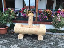 Ideal eignen sich die holzbrunnen und brunnensäulen als. Holzbrunnen Kaufen Alpine Gartenbrunnen In Baumstamm Optik