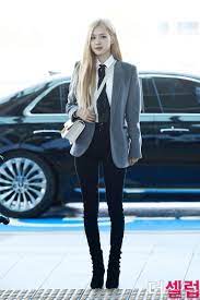 Blackpink's rosé stunned everyone with her numerous outfits for her solo debut. Rose Blackpink Airport Photos To Paris On January 26 2020