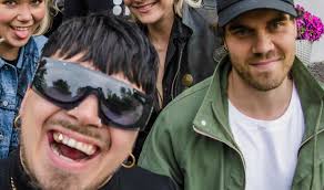 Sara Chafak laulaa Tähdet, Tähdet -jaksossa Euroviisujen  suosikkikappaleensa.