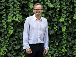 Milan peschel (born 1968) is a german actor.1 he appeared in more than fifty films since 1999. Milan Peschel Fuhrt In Schwerin Regie
