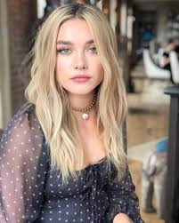 10 Potret Terkini Florence Pugh yang Selalu Kocak