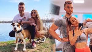 Fotografie, na níž je zachycena po boku svého o 32 let staršího snoubence josefa smolíka a další ženy, vyvolala zmatení, pohoršení, ale i pochopení. Fj0gajc Rf8dm