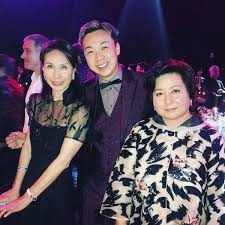 賭王何鴻燊除了在事業上有很成就外，其實他在培育兒女成材方面亦相當傑出!一起來看看何氏家族都出了哪些學霸吧，會不會是你的同校校友呢？ 大房黎婉華兒女 大房大女 何超英曾在英國讀法律，但2年後輟房學，然後留學瑞士。 大房二女 何超賢曾考入倫敦皇家科技學院，1年後去了巴黎學油畫. è™Žçˆ¶ç„¡çŠ¬å­ ä½•è¶…æ¬£éº»çœç†å·¥ç•¢æ¥­å†åŒ—ä¸Šæ·±é€ è³­çŽ‹å­å¥³ä¸­æœ€é«˜å­¸æ­·ä¿‚é‚Šå€‹ æ™´å ± å¨›æ¨‚ ä¸­æ¸¯å° D201215