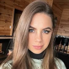 Jennifer Hebrock's Instagram, Twitter & Facebook