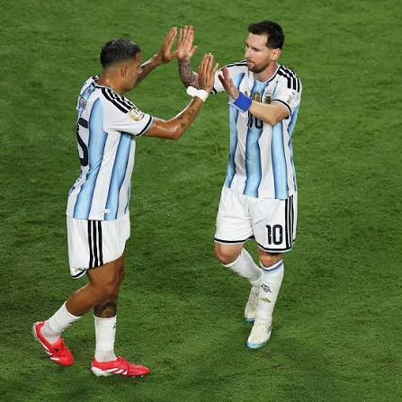🚨🎙️ Facundo Medina: "We will fight with our lives to give Leo Messi the farewell he deserves." This Argentina team isn't just playing for a trophy. They're playing for their captain. 🐐🇦🇷❤️