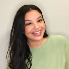 Shari Marks's Instagram, Twitter & Facebook