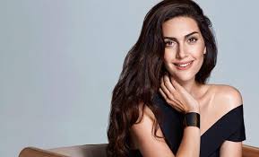 Berguzar Korel Yazik Senin Kadinligina Kadin Olmak Moda Leydi