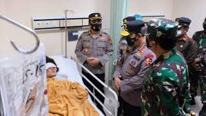 Dia wajib dimandikan, dikafani, dishalati, dan dimakamkan di pemakaman kaum muslimin. Hukum Pelaku Bom Bunuh Diri Dalam Islam