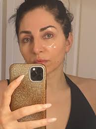 Fillers, Botox, peelings, laser.Noem het maar op en ik doe het. De waarheid  is dat je je hoe dan ook moet verhouden tot vergankelijkheid. Verandering.  Ouder worden. Geen enkele cosmetische procedure zal