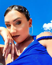 Danielle Selby's Instagram, Twitter & Facebook