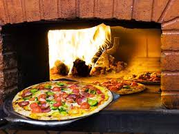 Caratteristiche comuni alle varie pizze sono l'utilizzo di ingredienti freschi, meglio se a filiera corta, la leggerezza dell'impasto e le porzioni. La Pizza Napoletana Non E Bruciata Coccia Spiega I Segreti Del Forno