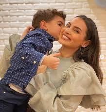 يمين، فوق، تحت، أمام (ومثلها قُدّام)، وراء (ومثلها خلف)، يسار (ومثلها شِمال)، تُبنى على الضمّ إذا قُطعت عن الإضافة. Ù‡Ù† ÙÙŠ Ø£ÙˆÙ„ Ø¸Ù‡ÙˆØ± Ù„Ù‡ ÙƒØ§Ø±Ù…Ù† Ø³Ù„ÙŠÙ…Ø§Ù† ØªØ­ØªÙÙ„ Ø¨Ø¹ÙŠØ¯ Ù…ÙŠÙ„Ø§Ø¯ Ø§Ø¨Ù†Ù‡Ø§ Ø²ÙŠÙ†