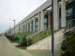 Uczelnia techniczna, dobrze rozpoznawalna w europie, gwarantująca wysoki poziom kształcenia. File Centrum Wykladowe Politechnika Poznanska 2 Jpg Wikimedia Commons