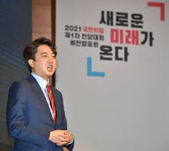 국민의힘 차기 당대표 경선의 유력 주자인 이준석 후보의 윤석열 전 검찰총장에 대한 태도가 도마 위에 오르고 있다. é‡Ž ë‹¹ëŒ€í'œ ì§€ì§€ë„ ì´ì¤€ì„ 30 3 ë‚˜ê²½ì› 18 4 ë¦¬ì–¼ë¯¸í„° ì¤'ì•™ì¼ë³´