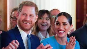 Trotzdem findet der dritte in der britischen thronfolge. Prinz Harry Herzogin Meghan Dieses Foto Mitten Im Regen Ist Ihr Lieblingsbild