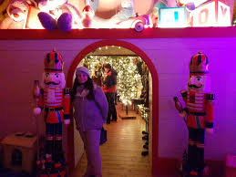 Voir tous ces petits émerveillés, on se dit que c'est vraiment une bonne idée d'avoir construit ce décor enchanté. Le Hameau Du Pere Noel Existe Et En Plus Il Est En France