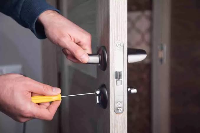 Elite Access Locksmith technician working in Layton