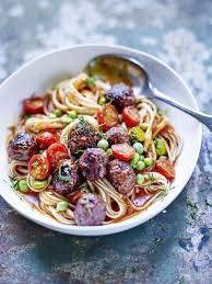 Spaghettis Aux Merguez Et A La Tomate Pour 4 Personnes Recettes Elle A Table Recette Spaghetti Recette Merguez Pate Au Beurre
