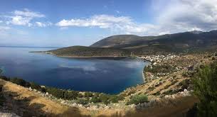 Ο μικρός κόλπος με τα πεντακάθαρα νερά και τα μικρά χαλίκια, είναι ένα γραφικό μέρος. Paralia Saranti Home Facebook